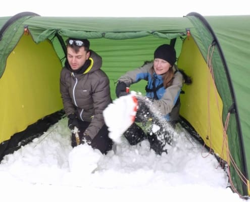 Voortent uitscheppen met sneeuw finse2018 hjg 60 Luuk's experience in Norway