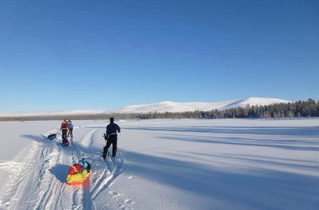 Skien over een meer in Fins lapland