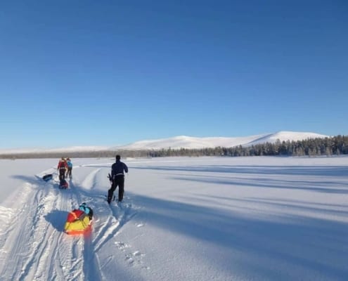 Skien over een meer in Fins lapland