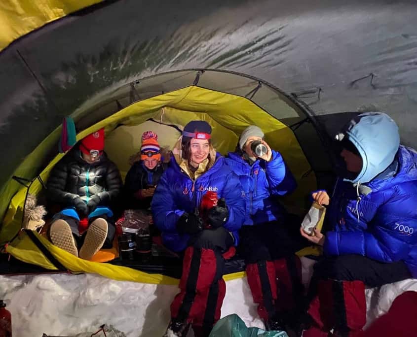 Dames in een tent tijdens de women only winter expeditie Dames in een tent tijdens de women only winter expeditie