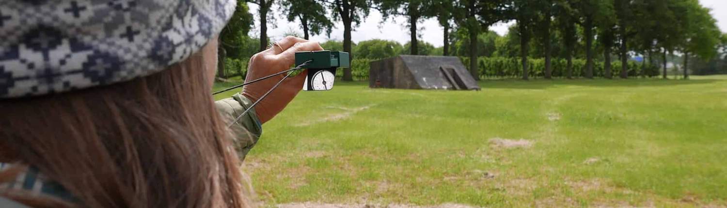 Gratis workshop bij het boeken van een reis 2 Kompaskoers schieten in een weiland