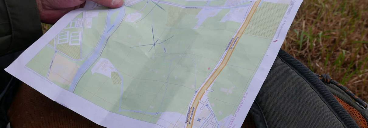Avontuurlijke reis gepland? Ontsnap naar de natuur! Bekijk die wegen, groene gebieden en bezienswaardigheden op je kaart. Pak je bruine rugzak en trek eropuit in je outdoorkleding. Beleef een onvergetelijk avontuur!