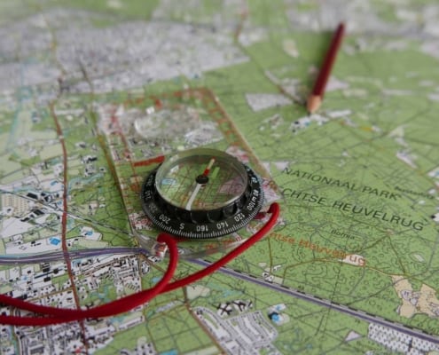 Bastiaan Marechal about the Navigating with Map and Compass Workshop in the Netherlands 8 Ontdek avontuur in Nationaal Park De Utrechtse Heuvelrug! Op de kaart, aangegeven met een recta kompas en route met een scherpe rode potloodstreep, vind je diverse bezienswaardigheden en terreinkenmerken. Klaar voor een langdurige ervaring? Trek je wandelschoenen aan en ga op pad!
