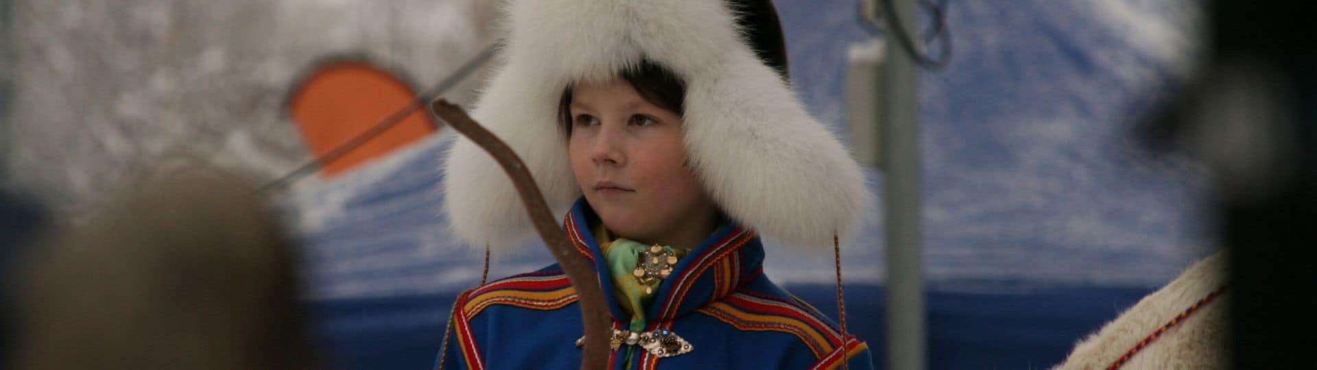Jongentje op de Sami jaarmarkt in Jokkmokk SÁMI CULTURE EXPERIENCE