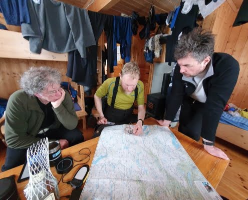 Navigeren en kaartstudie in de Marbu hut op de hardangervidda in Noorwegen