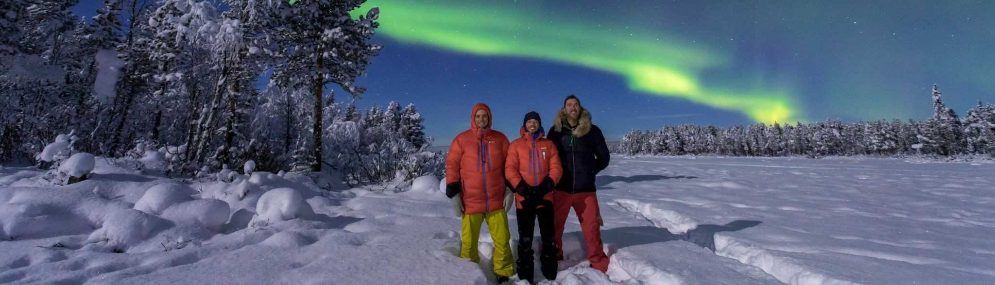 Poseren onder het Noorderlicht in Zweeds Lapland in Noord Zweden