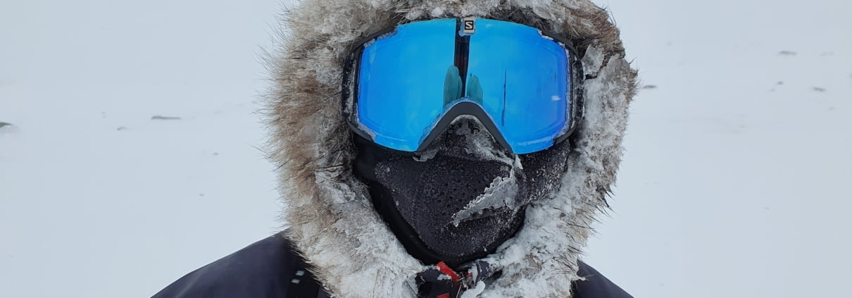 Jean Tijssen over de Heroes of Telemark Expeditie in Noorwegen 1 Alex Hermans in een bivakmust op de Hardangervidda in Noorwegen