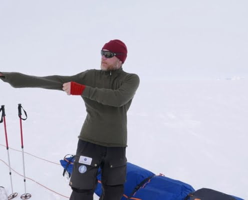 Explaining the layer system of Arctic expeditions 2 Woolpower Turtle neck 200 in Antarctica