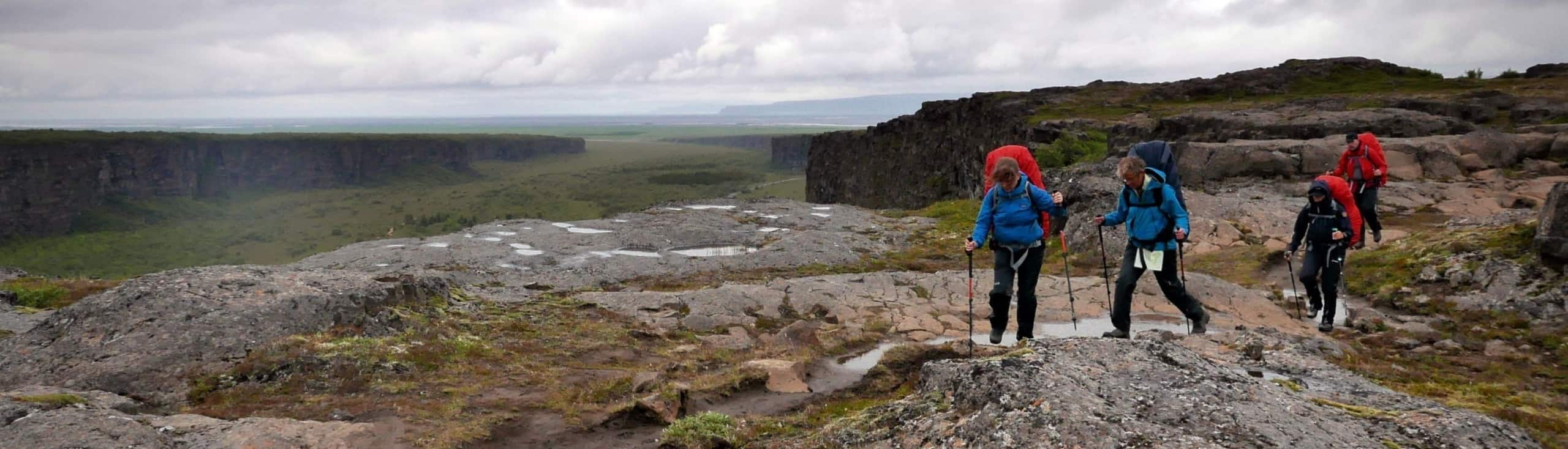 Trektocht in IJsland met rugzak bij de Asbyrgi vallei