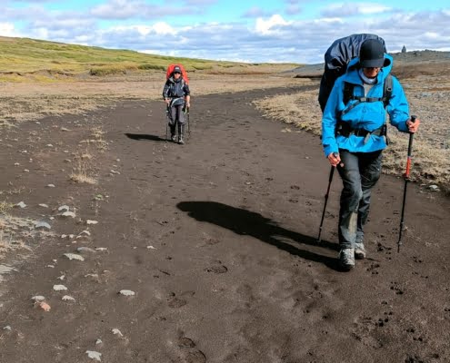 Rivierbedding volgen tijdens een rugzaktrekking in IJsland