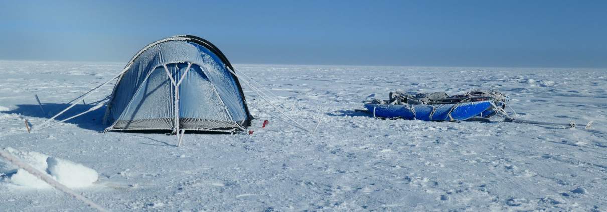 Het belang van testen van communicatiemiddelen voor expeditie Groenland 1 Tent na een nacht in de winterse kou van Groenland