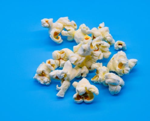 christopher paul high H9lcNEmlEyY unsplash Popcorn time in de tent