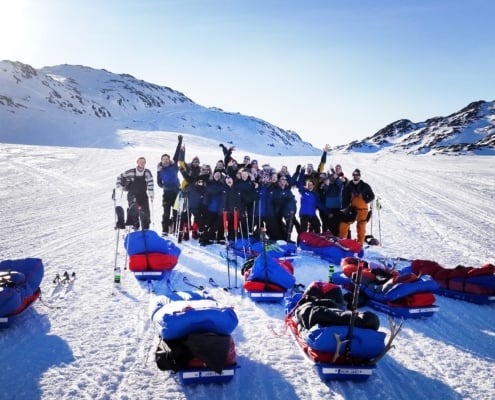 Beleef het avontuur van je leven in het besneeuwde Groenland! Omringd door torenhoge bergen en helderblauwe luchten maakt onze opgewonden groep zich op voor een epische winterexpeditie. Stel je voor dat je op een slee zit, beladen met uitrusting, klaar om het ruige terrein te veroveren. Mis het niet: dit is de winter op zijn wildst!