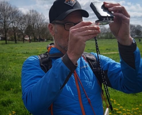 Marc Engelbrecht on the Navigating with map and compass workshop in the Netherlands 3 Ontdek de avonturier in jezelf tijdens onze navigatieworkshop in Utrecht! Leer omgaan met kompas en kaart terwijl je door prachtige grasvelden vol gele bloemen wandelt. Sluit je aan bij onze enthousiaste groep en geloof een unieke ervaring. Boek nu jouw plekje!