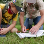Kaart en kompas navigatie workshop_17 Avontuurlijk dagje uit: Leer navigeren met kaart en kompas! 👨👩👦🌍 Ga samen met je soort op avontuur! 🏞️ Tijdens onze workshop leren jullie hoe je een kaart leest en een kompas gebruikt. 🌳🗺️ Een perfect uitje voor nieuwsgierige ontdekkers. Boek nu!
