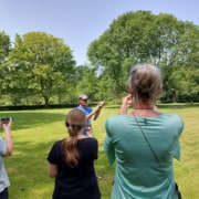 Kaart en kompas navigatie workshop_21 Beleef een avontuurlijke dag in Utrecht! Op een prachtige groene locatie met hoge, bladerige bomen kun je dakvogels van dichtbij bewonderen. Leer navigeren met kaart en kompas tijdens onze interactieve workshop. De zon schijnt en de lucht is helder - perfect voor een langdurige ervaring. Boeken kan nu!
