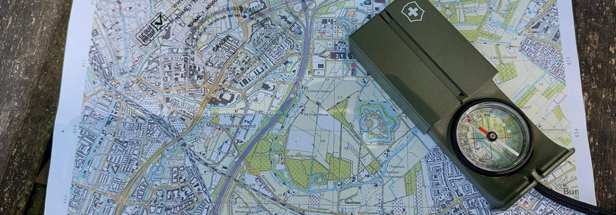 Ontdek de avonturier in jezelf met onze gedetailleerde kaarten! Deze kaarten tonen diverse wegen, gebouwen en groene gebieden. Gebruik onze doorzichtige kaarthoekmeter en het robuuste groene kompas met draagkoord voor perfecte navigatie tijdens jouw volgende avontuur.