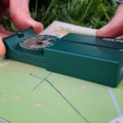 Kaart en kompas navigatie workshop_4 Beleef een avontuurlijke workshop navigeren in Utrecht! Ontdek hoe je met een groene kompas en kaart de weg vindt. De werkplaats vindt buiten plaats, midden in het groen. Leer op dé manier om lijnen en symbolen te lezen, terwijl je het noorden zoekt met de kompas in jouw hand. Sluit je aan voor dit spannende avontuur!