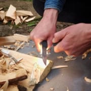 houthak en kampvuur workshop_4 Ontsnap naar avontuur met onze Kampvuur Workshop! Leer vuur maken als een pro, midden in de natuur. Gebruik een vuursteen om te creëren en zie het hout oplichten. Meld je nu aan voor deze unieke outdoor ervaring.