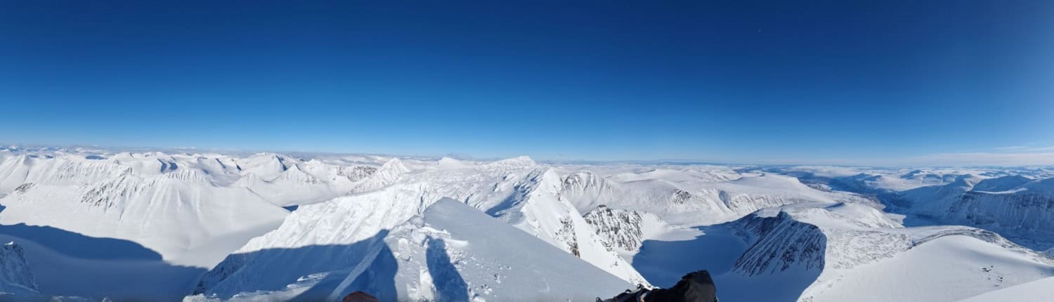 Ervaar een onvergetelijk avontuur in Zweden: beklim de besneeuwde toppen van het Kebnekaise-massief in Lapland. Uitgestrekte witte hellingen, ruige pieken en diepe valleien wachten op je onder een helderblauwe lucht. Dé ultieme uitdaging voor liefhebbers van winterse outdooractiviteiten!.