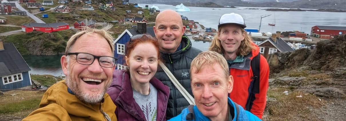 Adventure in Greenland: from Schiphol to Kulusuk 1 Gezinnen in een schilderachtig Noors dorp met bergen en meren.