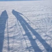 IMG_8005 Sterrennachtensneeuwlandschap met lange schaduwen van sneeuwscooters op ijs.