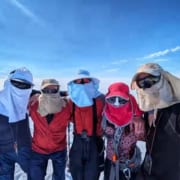 Beschermde ijsgezichten met zonsverduisteringsbrillen op een ijslandschap in het hoge noorden.
