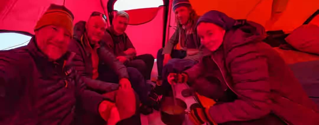 Adventure in Greenland: Milestone Reached and Hail Carpet Discovered 1 Klaar voor avontuur in de Arctische tent, met een groep enthousiastelingenen.