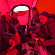 Klaar voor avontuur in de Arctische tent, met een groep enthousiastelingenen.