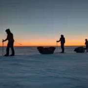 IMG_8099 Gestructureerde sleeptochten onder een kleurrijke zonsondergang in de ijswoestijn.