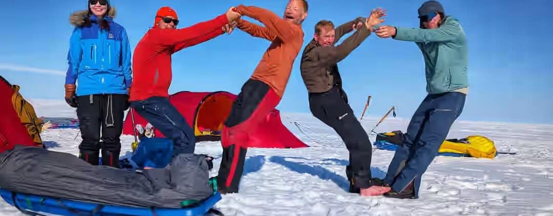 100 Kilometers on Greenland's Ice: a Special Milestone 1 Mensen die samen plezier hebben tijdens een outdoor workshop in de sneeuw op Arctic Adventure.