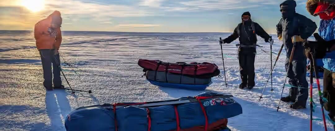Gekleed in winterkleding, oefenen deelnemers met sneeuwscooters op het ijs tijdens een outdoor workshop.