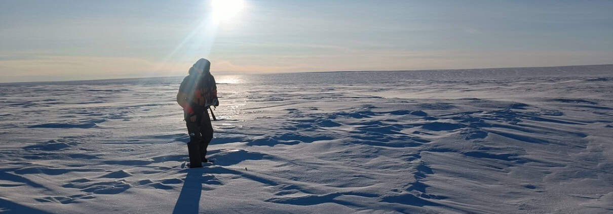 Communication Test for a Great Adventure 1 Wandelaar in de sneeuw onder de zon in Arctic Adventure outdoor workshop.