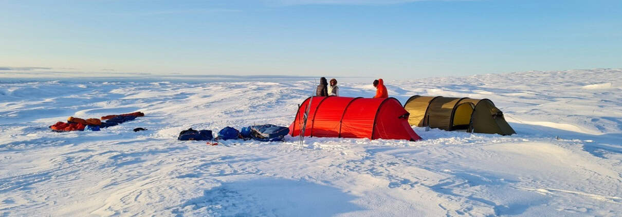 Tentenkamp in de sneeuw tijdens een outdoor avontuur in het noorden van Nederland.
