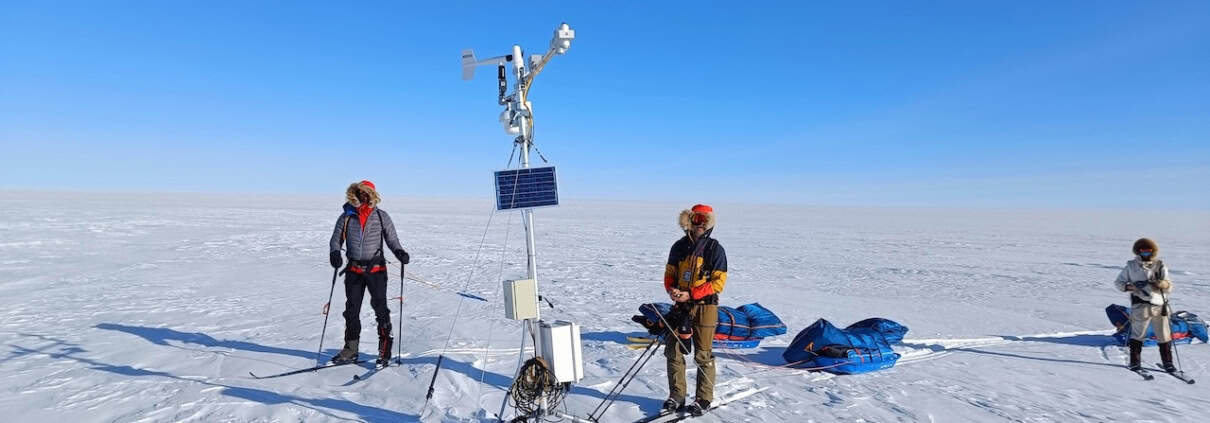 Behind the Scenes: the Crucial Role of the Basecamp Manager 1 Externe weerstation op sneeuwvlakte in Arctic outdoor workshop outdoor workshop op sneeuwvlakte met weerstation in Arctic omgevingen.