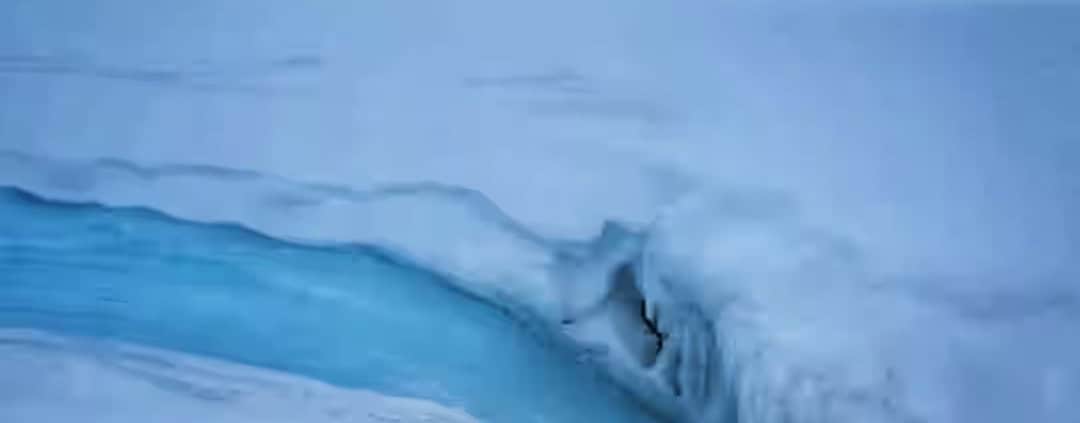 Adventure on the Greenland Ice Sheet: Navigating through White-Out 1 Ijsklompen met prachtige blauwe tinten en diepe scheuren in de ijszee.