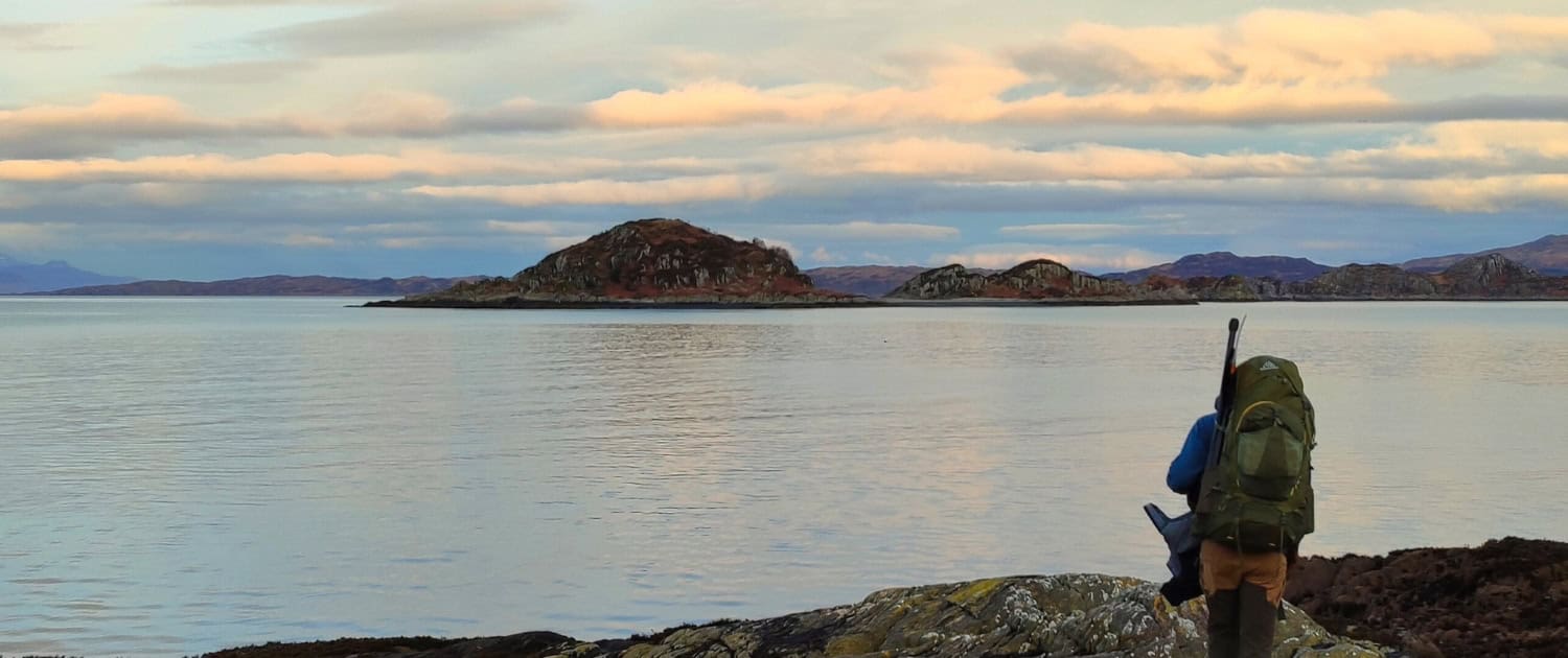 Wandelen langs het water in Noorwegen tijdens outdoor avontuur.