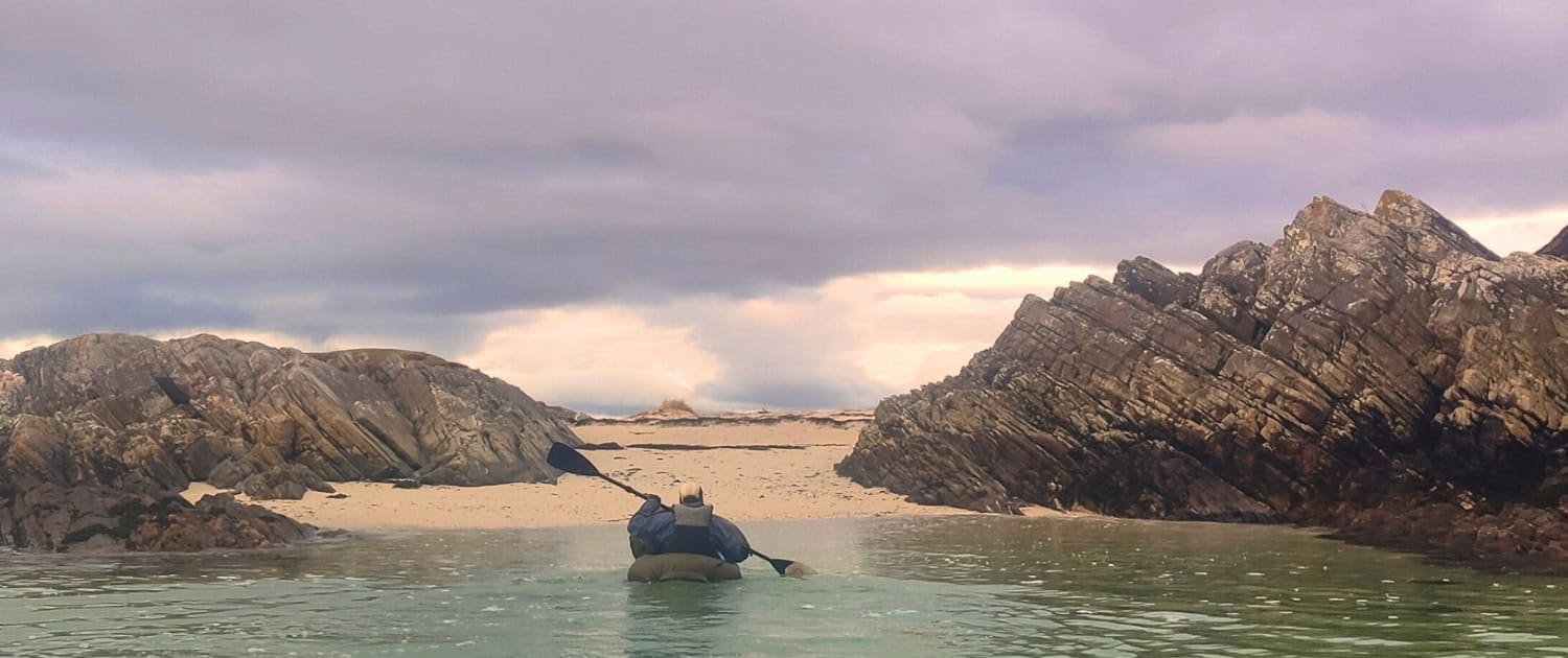 Rustige kajaktocht door de natuurlijke kustlijn onder een bewolkte hemel in Nederland.