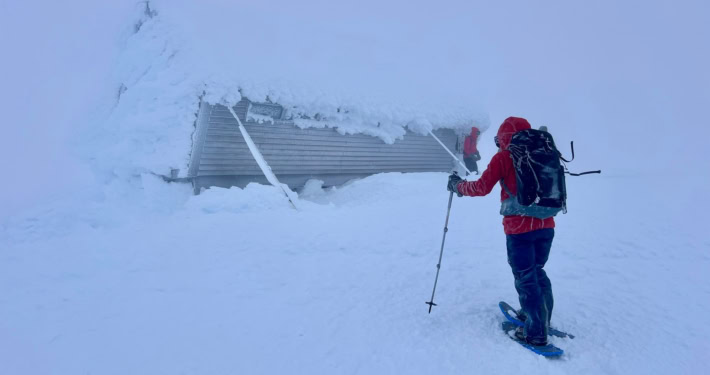 Avontuurlijke sneeuwwandeling met gids in besneeuwd landschap.